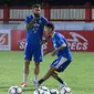 Pemain Persib Bojan Malisic (tengah) dan In Kyun Oh saat latihan jelang lanjutan Go-Jek Liga 1 Indonesia 2018 bersama Bukalapak di Stadion PTIK, Jakarta, Jumat (29/6). Persib akan melakoni laga melawan Persija,(30/6). (Liputan6.com/Helmi Fithriansyah)