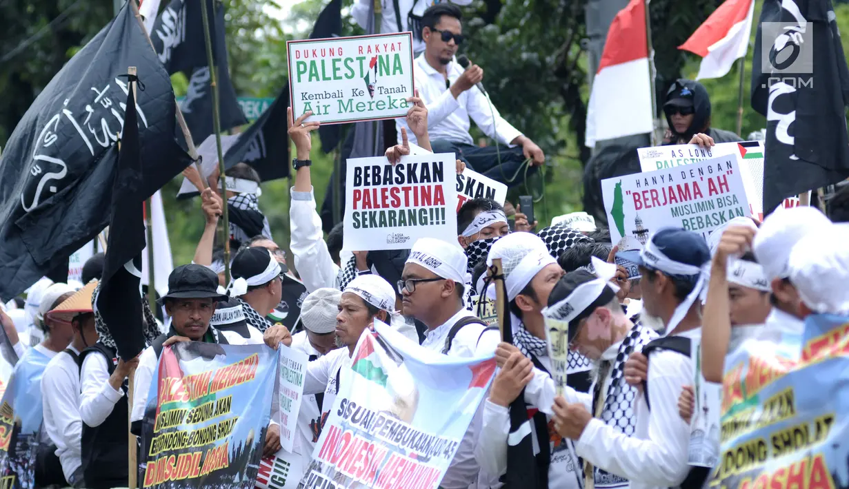 Massa yang tergabung dalam Al Aqsa Working Grup berunjuk rasa di depan Kedubes AS Jalan Medan Merdeka Selatan, Jakarta, Selasa (3/4). Aksi ini dukungan moral kepada rakyat Palestina yang ingin pulang ke tanah kelahiran. (Liputan6.com/Helmi Fithriansyah)