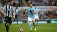 Striker Manchester City, Sergio Aguero, beraksi pada laga kontra Newcastle United di St James' Park, Newcastle, Selasa (19/4/2016). (AFP/Oli Scarff)