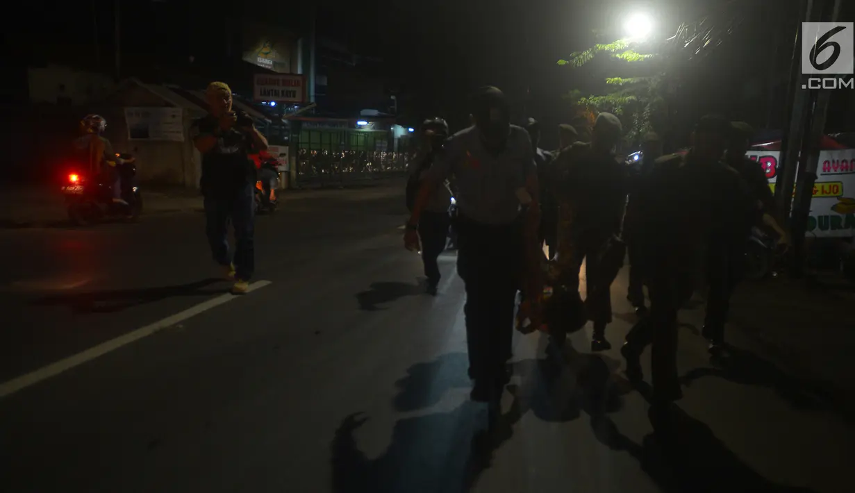Petugas gabungan melakukan razia terhadap waria di kawasan Duren Sawit, Jakarta, Jumat (25/5). Razia tersebut digelar pada malam hari guna memudahkan penangkapan warga yang bekerja sebagai waria, pemulung hingga pengamen. (Merdeka.com/Imam Buhori)