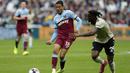 Gelandang West Ham, Pablo Fornals, berusaha melewati bek Manchester United, Aaron Wan Bissaka, pada laga Premier League di Stadion London, London, Minggu (22/9). West Ham menang 2-0 atas MU. (AFP/Ian Kington)
