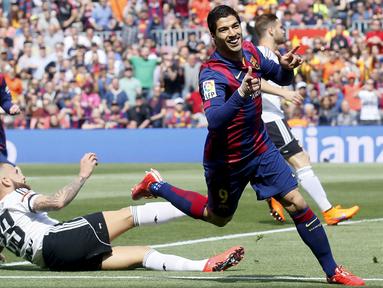 Gol pembuka Barcelona disarangkan Luis Suarez saat laga baru berjalan satu menit. Sepakan kaki kanan Suarez dari dalam kotak penalti gagal dibendung kiper Valencia. (REUTERS/Albert Gea)