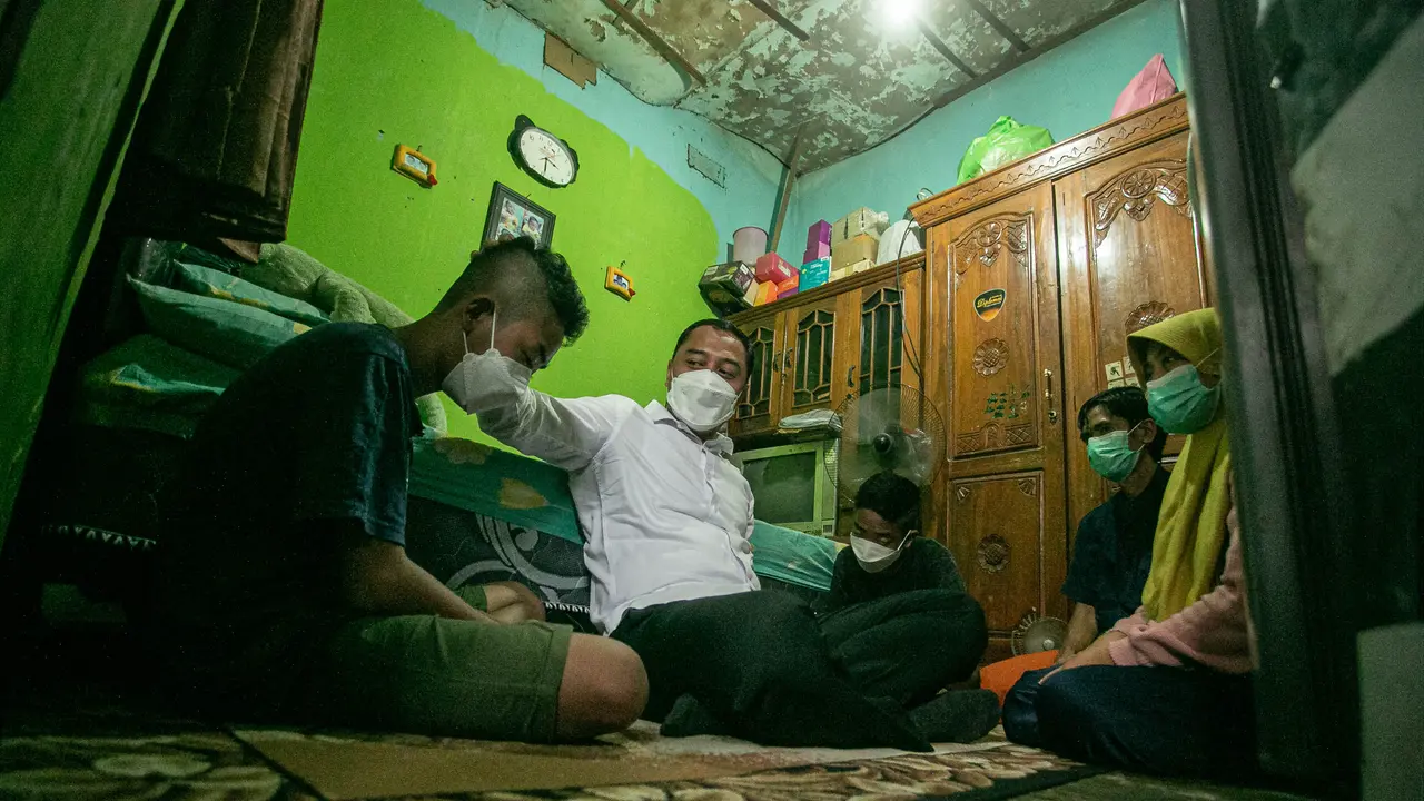 Eri Cahyadi mendatangi rumah siswa korban kekerasan guru SMPN 49 Surabaya. (Istimewa)
