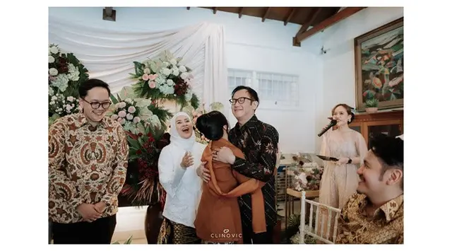 Tetap akur kompak meski sudah cerai, 6 potret manis Ikke Nurjanah dan Aldi Bragi dampingi anak lamaran