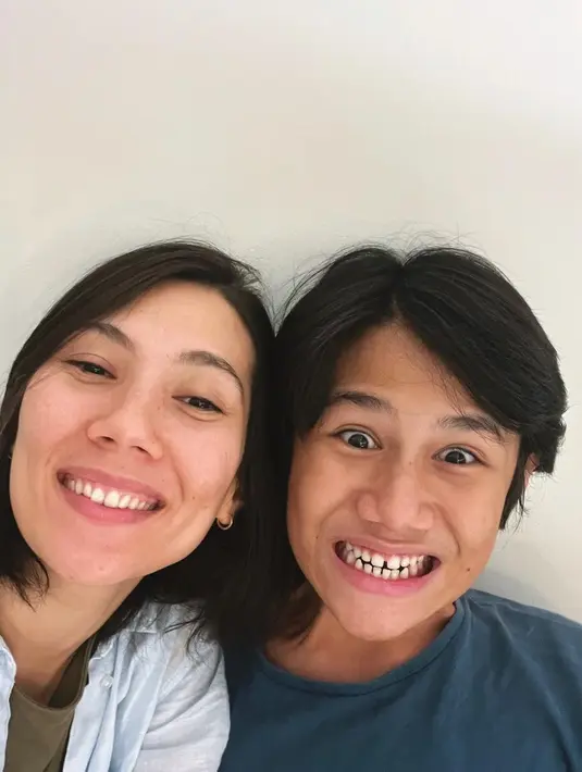 Potret Sarah bersama El Pitu, putra mereka yang kini sudah berusia 10 tahun. [Instagram @sarahcandra]