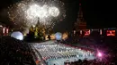 Kembang api meletus di atas katedral St. Basil selama  Festival Musik Militer Internasional Menara Spasskaya di Lapangan Merah Moskow, Rusia, Jumat (26/08). Para pemain orkestra militer berasal dari Rusia dan beberapa negara. (REUTERS/Sergei Karpukhin)