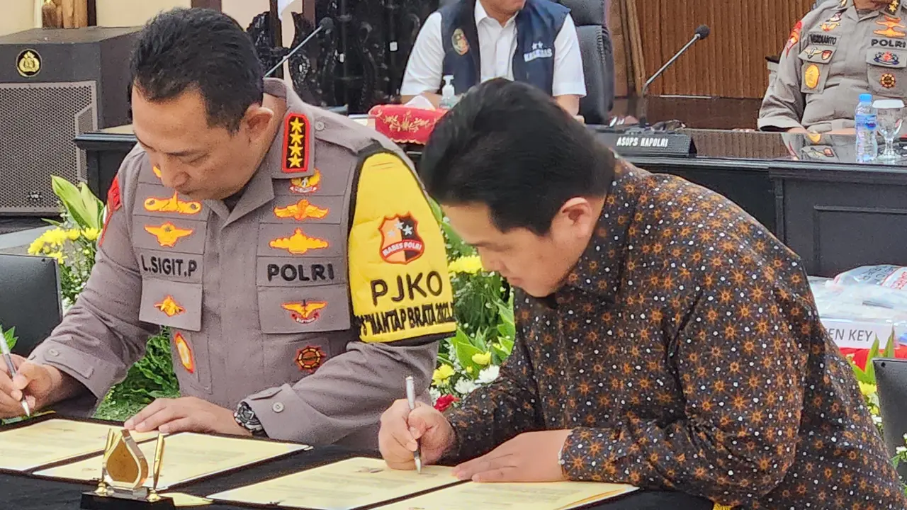 Kapolri Listyo Sigit Prabowo dan Ketua PSSI Erick Thohir.