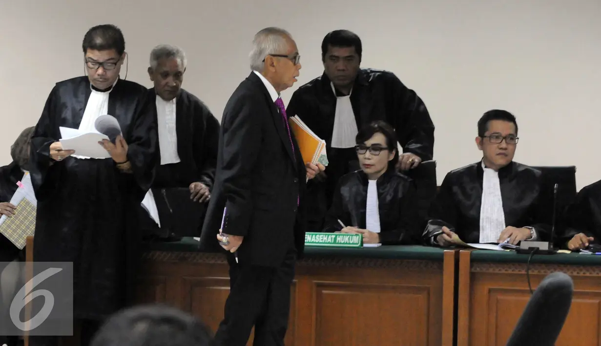 Terdakwa OC Kaligis berjalan usai menjalani sidang pemeriksaan terdakwa di Pengadilan Tipikor, Rabu (11/11). Sidang menghadirkan saksi Yulius Irwansyah Mawarji yang merupakan anak buah OC Kaligis. (Liputan6.com/Helmi Afandi)