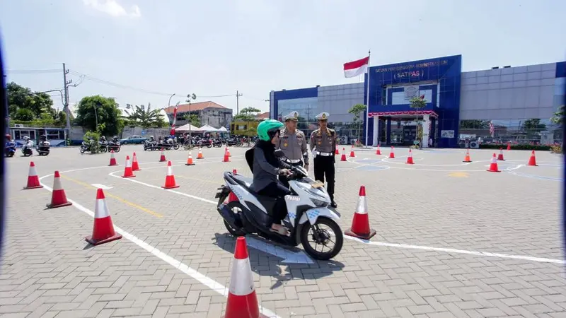 Ujian SIM di Surabaya tak lagi menggunakan angka 8 dan zig zag. (Dian Kurniawan/Liputan6.com)