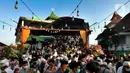 <p>Umat Muslim usai melakukan Sholat Idul Fitri di halaman Masjid Agung Ibnu Batutah pada kompleks peribadatan Puja mandala di kawasan Nusa Dua, Bali, Senin (2/5/20222). Perayaan Idulfitri 1443 H berjalan dengan khidmat dan menerapkan protokol kesehatan. (merdeka.com/Arie Basuki)</p>