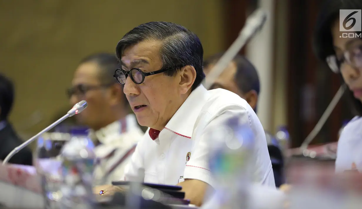 Menteri Hukum dan HAM Yasonna H Laoly saat mengikuti rapat kerja dengan Badan Legislasi (Baleg) di Gedung DPR, Jakarta, Selasa (23/10). Rapat membahas penyusunan Program Legislasi Nasional (Prolegnas) prioritas tahun 2019. (Liputan6.com/JohanTallo)