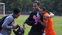 Keakraban pelatih Perseru, I Putu Gede dengan para pemain Arema. (Bola.com/Iwan Setiawan)