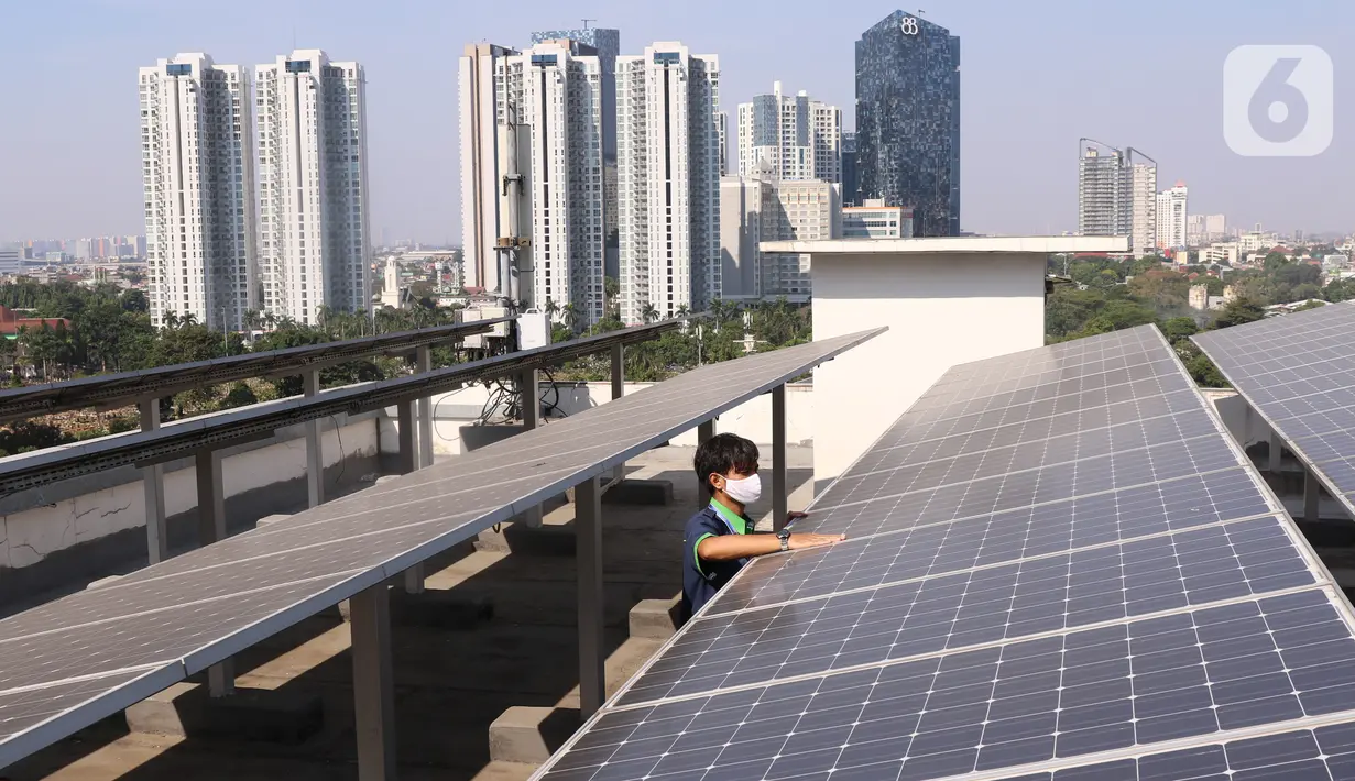 Pekerja melakukan pengecekan panel surya di atas gedung di kawasan Jakarta, Senin (31/8/2020). Pemerintah tengah menyiapkan peraturan presiden terkait energi baru terbarukan dan konservasi energi agar target 23 persen bauran energi di Indonesia bisa tercapai pada 2045. (Liputan6.com/Angga Yuniar)