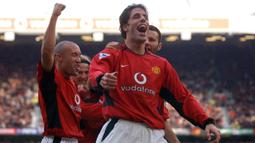Ruud van Nistelrooy. Striker Belanda yang pensiun pada Juli 2012 bersama Malaga ini tercatat pernah mencetak 3 kali hattrick bersama Manchester United di Liga Inggris pada musim 2002/2003. Ketajamannya pada musim tersebut juga mengantarkannya menjadi top skor Liga Inggris sekaligus mempersembahkan gelar Liga Inggris untuk MU. Ia total mencetak 5 kali hattrick selama berseragam Setan Merah dalam 5 musim, sejak 2001/2002 hingga 2005/2006. (AFP/Paul Barker)