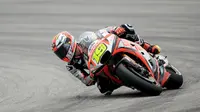 Aksi pembalap Aprilia Gresini, Alvaro Bautista di MotoGP musim lalu (MANAN VATSYAYANA / AFP)