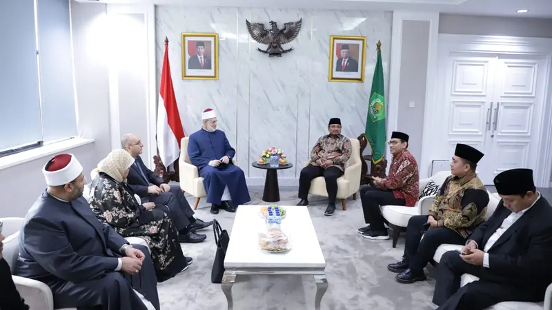 Menteri Agama (Menag) Yaqut Cholil Qoumas menerima kunjungan Wakil Grand Syaikh Universitas Al-Azhar Mesir, Mohamed Ad-Duweiny d Kantor Kementerian Agama, Jakarta, Selasa 25 Juni 2024.