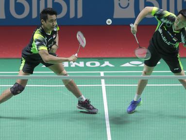 Liliyana Natsir/Tontowi Ahmad mengembalikan kok saat melawan pasangan Malaysia, Tan Kian/Lai Peng pada babak pertama Indonesia Open 2018 di Istora Senayan, Jakarta, (3/6/2018). Liliyana/Tontowi menang 21-11 21-14. (Bola.com/Nick Hanoatubun)