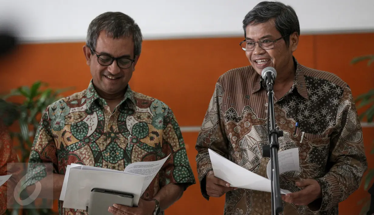 Pansel calon komisioner Ombudsman RI, Agus Pambagyo dan Agus Dwiyanto (kanan) memberikan keterangan di Gedung Sekretariat Negara, Jakarta, Rabu (16/9). Sebanyak 72 orang lolos seleksi tes obyektif dan pembuatan makalah. (Liputan6.com/Faizal Fanani)