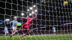 Pemain Manchester City, Julian Alvarez, mencetak gol ke gawang Burnley pada laga Liga Inggris di Stadion Etihad, Kamis (1/2/2024). City menang dengan skor 3-1. (AFP/Darren Staples)