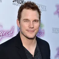 Di samping itu, wanita asing berambut blonde itu bergaya vintage dengan kacamata aviatornya. Kabarnya, Chriss sangat memahami sosok wanita itu dengan baik. (AFP/Alberto Rodriguez)