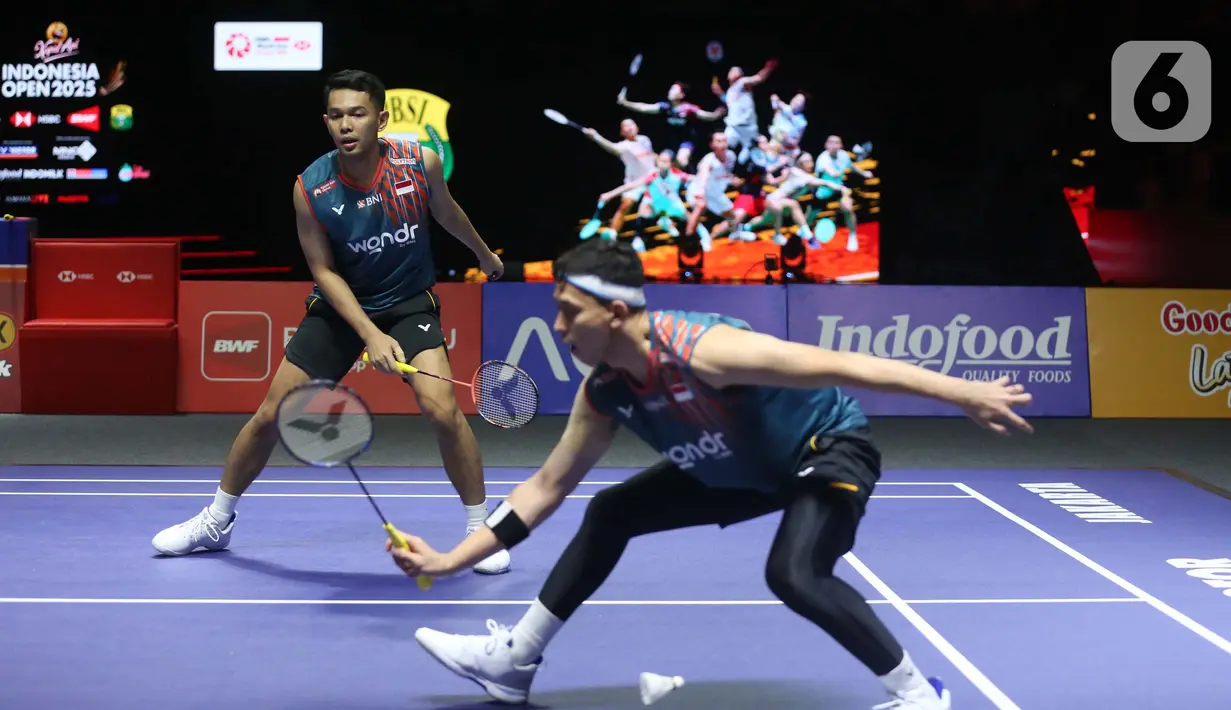 Kalah setelah bermain tiga gim (18-21, 21-19, dan 21-23) Fajar/Rian gagal melaju ke final Indonesia Open 2025. (Liputan6.com/Helmi Fithriansyah)