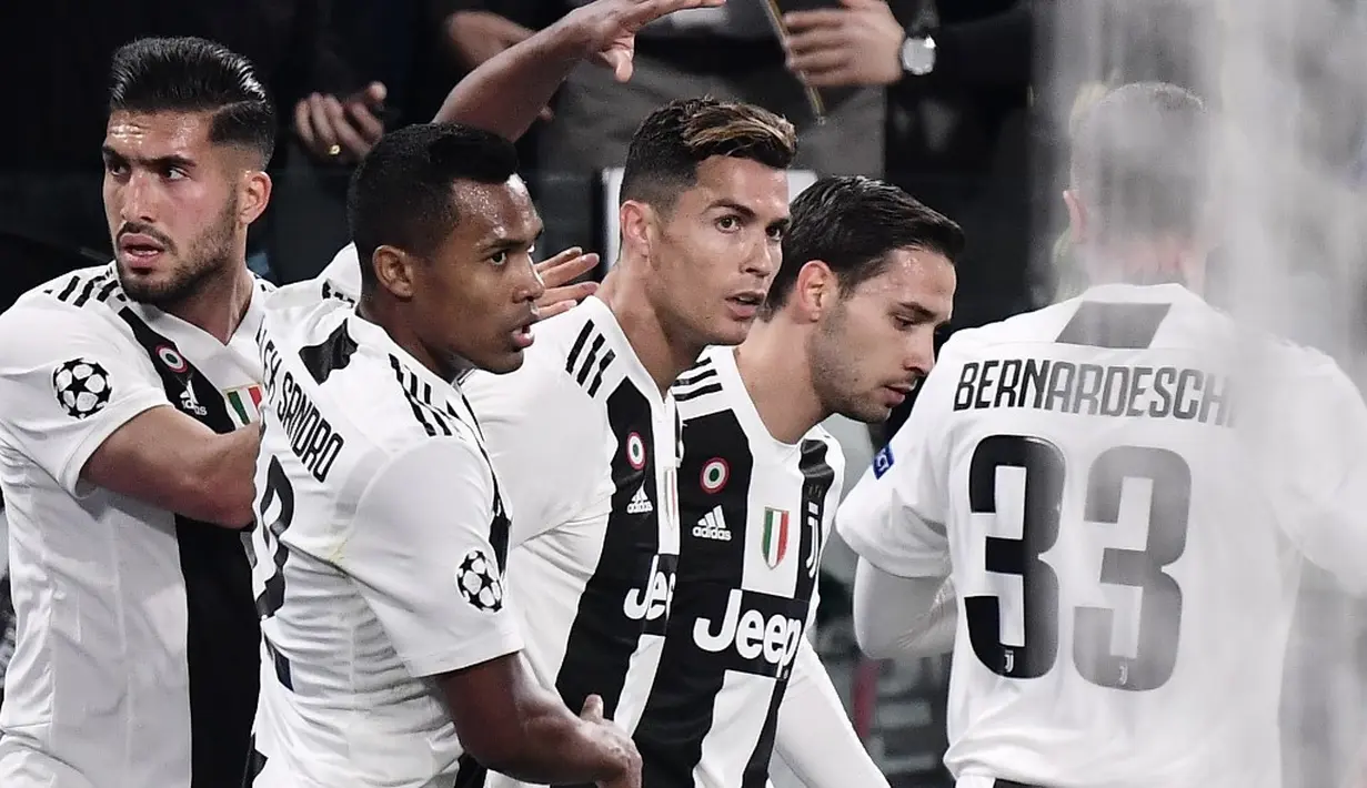 Selebrasi gol pertama Cristiano Ronaldo kemenangan pada leg kedua laga perempat final Liga Champions yang berlangsung di Stadon Allianz, Turin, Rabu (17/4). Juventus kalah 1-2 Kontra Ajax. (AFP/Filippo Monteforte)