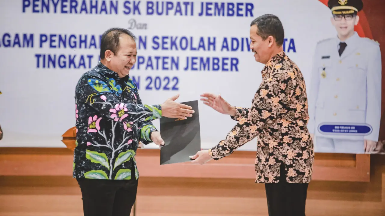 upati Jember Hendy Siswanto  menyerahkan sertifikat sekolah Adiwiyata ke perwakilan sekolah yang mendapatkanya. (Istimewa)