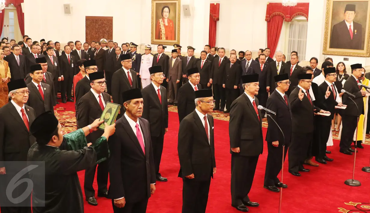 Suasana pelantikan Duta Besar RI baru di Istana Merdeka, Jakarta, Senin (13/3).  Pelantikan 17 duta besar berlangsung di ruang utama Istana Merdeka. (Liputan6.com/Angga Yuniar)