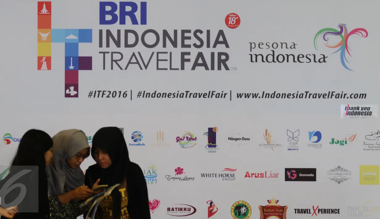 Pengunjung melihat-lihat di sekitar lokasi Indonesia Travel Fair di Jakarta Convention Centre, Sabtu (27/2/2016). Indonesia Travel Fair menawarkan beberapa destinasi wisata dan berlangsung hingga Minggu (28/2). (Liputan6.com/Helmi Fithriansyah)