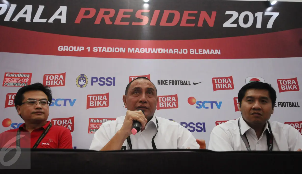 Ketua Umum PSSI, Edy Rahmayadi (tengah) bersama Ketua SC, Maruarar Sirait (kanan) memberi keterangan jelang penandatangan kerjasama dengan PWC di Stadion Maguwoharjo, Sleman, Sabtu (4/2). (Liputan6.com/Helmi Fithriansyah)