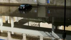 Sebuah mobil ditinggalkan terparkir akibat terendam banjir di pusat perbelanjaan di California, Rabu (6/1/2016). Badai El Nino melanda wilayah selatan California dengan membawa hujan deras ke kawasan yang sempat dilanda kekeringan. (REUTERS/Mike Blake)