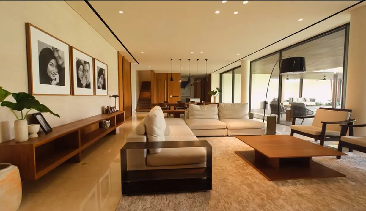 Tidak hanya banyak menggunakan dinding kaca,  tapi juga banyak ornamen kayu yang digunakan. Berikut ruang keluarga yang menjadi salah satu ruangan favorit pasangan ini. [Youtube/CikyCitraRezky]