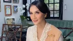 Sebagai sosok yang dikenal memperjuangkan budaya Betawi, Maudy Koesnaedi tampil memukau dengan kebaya modern berhiaskan bordir cantik khas Betawi. Tidak lupa, sanggul khas Betawi menambah keanggunan penampilannya sebagai pembawa acara. (Liputan6.com/IG/@olisherawati)