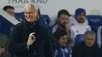 Senyum semringah Claudio Ranieri setelah mengantar Leicester City meraih kemenangan 2-1 di King Power Stadium, Selasa (15/12/2015) dini hari WIB. (Reuters/Carl Recine)