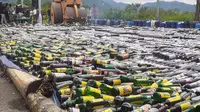 Ribuan botol isi minol tengah dihancurkan di Kabupaten Bandung jelang Natal dan Tahun Baru 2023, Kamis (22/12/2022).