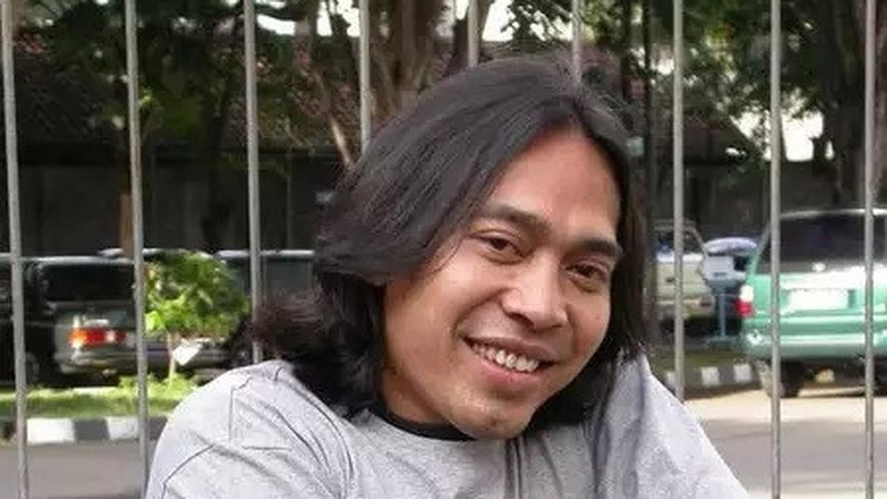 6 Foto Masa Muda Komeng, Gaya Rambut Gondrong Milik Ariel Noah