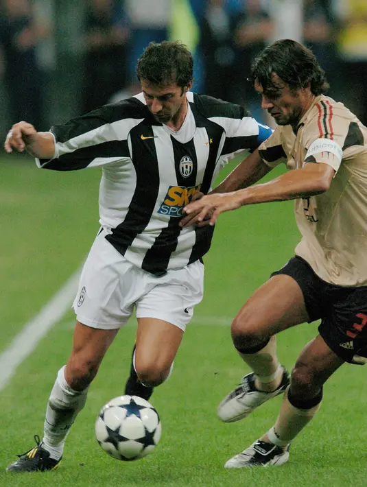 Bek AC Milan, Paolo Maldini berusaha merebut bola penyerang Juventus Alessandro Del Piero selama pertandingan persahabatan TIM Trophy di stadion Meazza di Milan 27 Juli 2004.  Maldini tampil pada 902 pertandingan bersama Milan. (AFP Photo/Paco Serinelli)