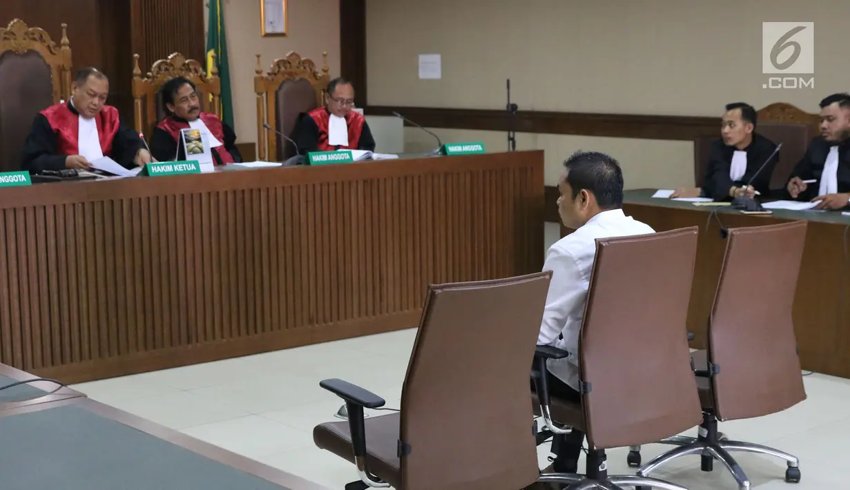 Eka Kamaludin saat menjalani sidang dakwaan di Pengadilan Tipikor, Jakarta, Kamis (20/9). Eka didakwa terlibat sebagai konsultan pemberi pada kasus dugaan suap usulan dana perimbangan keuangan daerah RAPBN Perubahan 2018. (Liputan6.com/Helmi Fithriansyah)