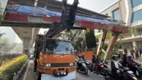Truk Angkut Alat Berat Tabrak JPO Tendean (Ady Anugrahadi/Liputan6.com)