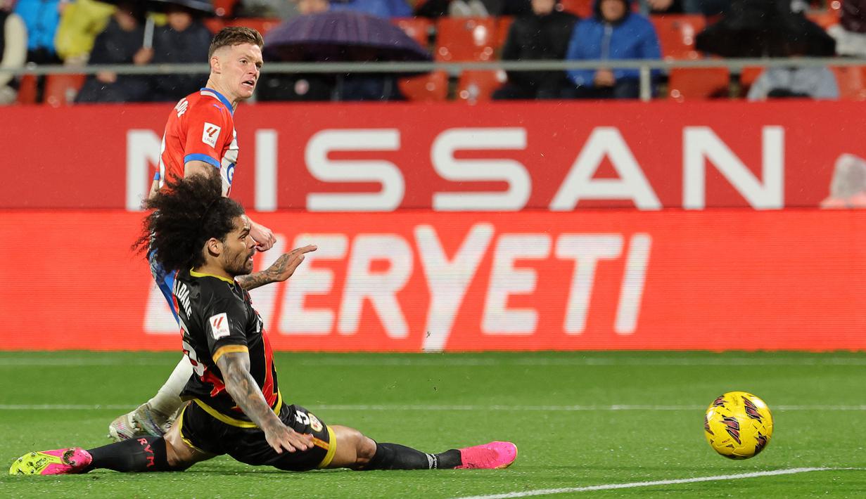Pemain Girona, Viktor Tsyhankov mencetak gol pertama timnya ke gawang Rayo Vallecano pada laga lanjutan Liga Spanyol 2023/2024 di Montilivi Stadium, Girona, Spanyol, Selasa (27/02/2024). (AFP/Lluis Gene)