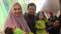 Pasangan Oki Setiana Dewi dan Ory Vitrio saat membawa putra ketiga mereka, Ibrahim Muhammad Abdullah. (Surya Hadiansyah)