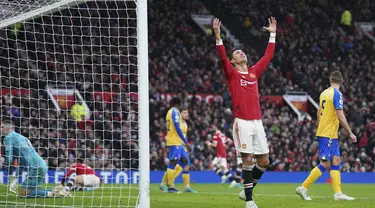 Reaksi pemain Manchester United Cristiano Ronaldo setelah kehilangan peluang saat melawan Southampton pada pertandingan sepak bola Liga Inggris di Stadion Old Trafford, Manchester, Inggris, 12 Februari 2022. Pertandingan berakhir dengan skor 1-1. (AP Photo/Jon Super)