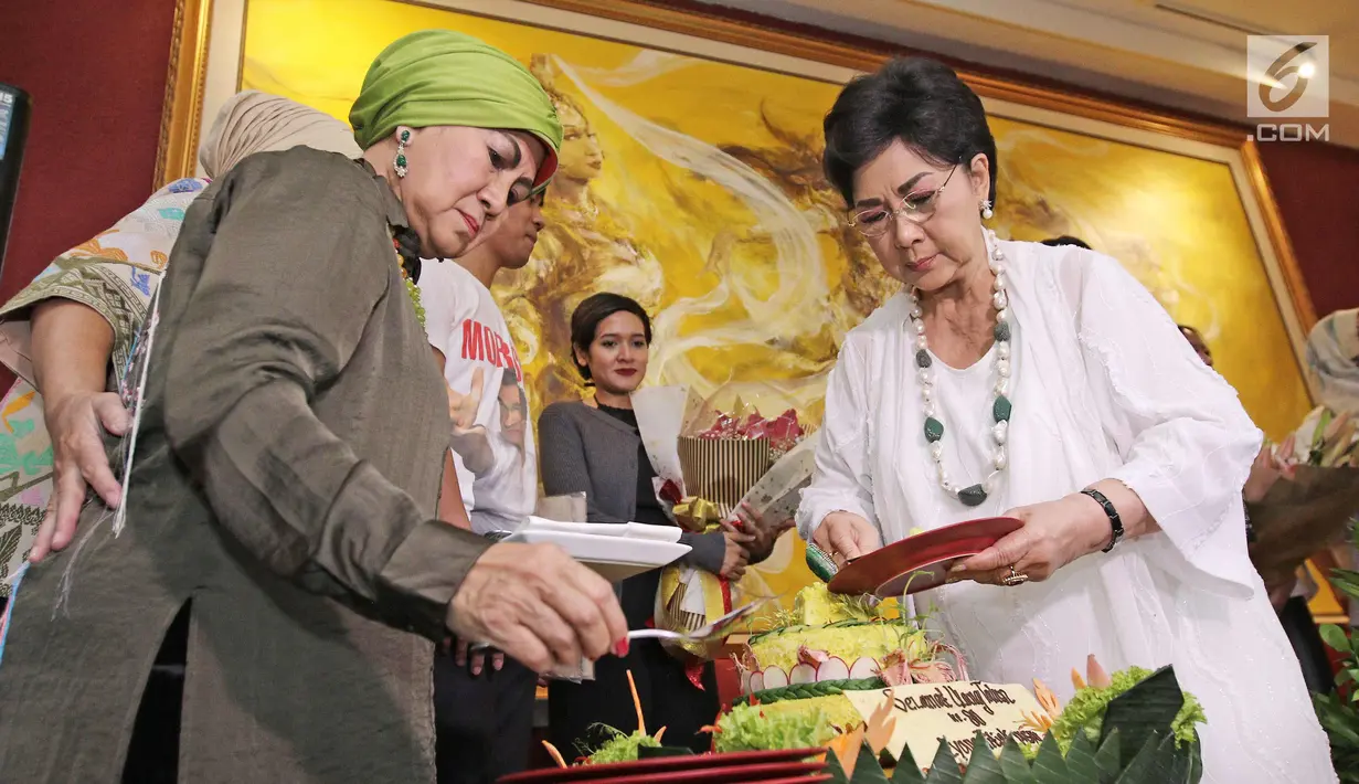 Penyanyi Titiek Puspa saat memotong tumpeng pada perayaan ultahnya ke 80 di kawasan Gunawarman, Jakarta, Rabu (1/11). Saat Ultahnya Titiek Puspa mendapat penghargaan telah karyanya selama 63 tahun. (Liputan6.com/Herman Zakharia)