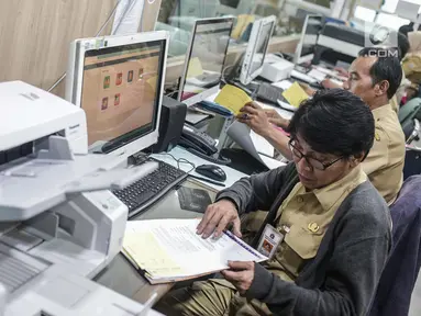 Sejumlah Pegawai Negeri Sipil (PNS) Pemprov DKI Jakarta melakukan tugas dinasnya di Balaikota, Jakarta, Senin (10/6/2019). PNS kembali berdinas di masing-masing instansinya pada hari pertama kerja usai libur nasional dan cuti bersama Hari Raya Idul Fitri 1440 H. (Liputan6.com/Faizal Fanani)