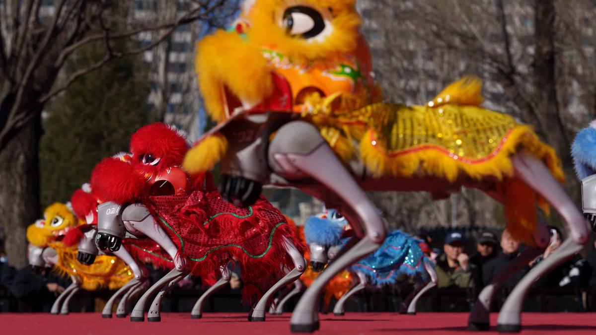 Aksi Para Robot Meriahkan Hari Kedua Perayaan Tahun Baru Imlek 2577 Kongzili di China