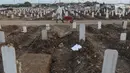 Aktivitas petugas pemakaman di TPU Khusus COVID-19 Rorotan, Jakarta, Rabu (11/8/2021). Pemerintah menghapus data angka kematian dari indikator penanganan COVID-19. Pemerintah beralasan terjadi permasalahan dalam input data angka kematian COVID-19, (Liputan6.com/Helmi Fithriansyah)