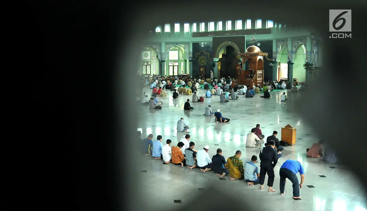 Beragam kegiatan warga di dalam Masjid Raya Al-A'zhom saat Ramadan, Tangerang, Selasa (30/5). Masjid ini dibangun di atas lahan seluas 2,25 hektare dengan luas bangunan 5.775 m2 serta lahan parkir 14.000 m2. (Liputan6.com/Helmi Afandi)