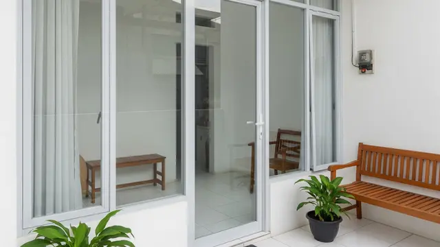 Teras dengan Pintu dan Jendela Kaca Lebar
