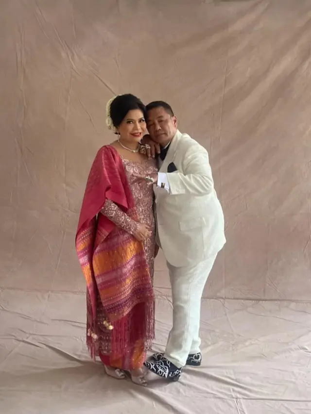 Penampilan Hotman Paris dan Istri di Pernikahan Frank Hutapea Sang Putra (credit: https://www.instagram.com/hotmanparisofficial/).