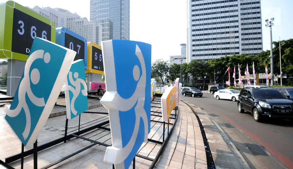 Gambar karakter cabang olahraga mulai terpasang di kawasan Bundaran Hotel Indonesia, Jakarta, Rabu (16/8). Jelang peluncuran hitung mundur Asian Games 2018 pemasangan karakter cabang olahraga dipercepat. (Liputan6.com/Helmi Fithriansyah)